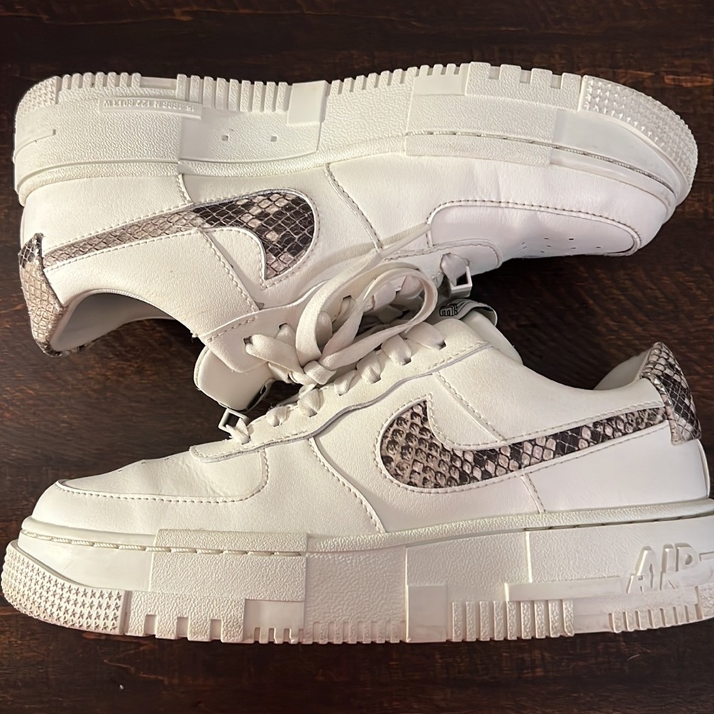 2021
Wmns Air Force 1 Pixel SE 'Sail Snake'